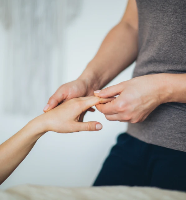 À Chambéry, soulagez vos douleurs grâce à un massage ciblé pratiqué par Nelly, fondatrice d'Ô Regard des mains.