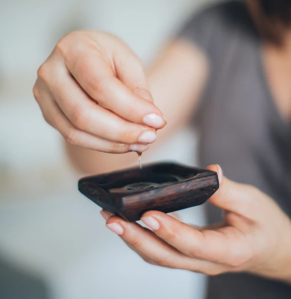 Envie d'une pause détente ? Ô Regard des mains vous propose des massages naturels et spécifiques aux alentours de Chambéry.