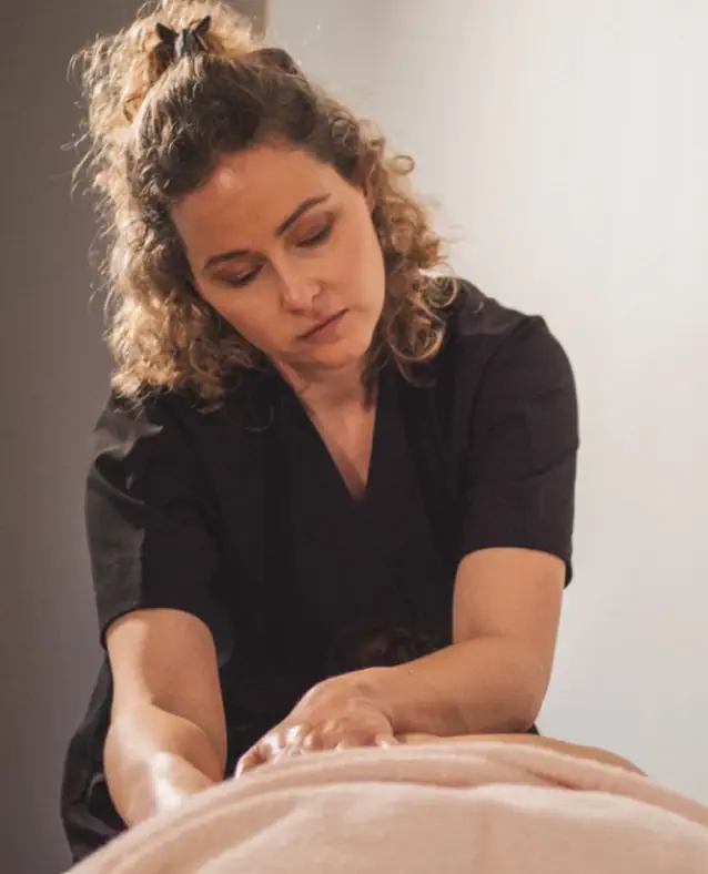 Ô Regard des mains se rend auprès du personnel hospitalier pour pratiquer des massages qui ciblent les zones de tension.