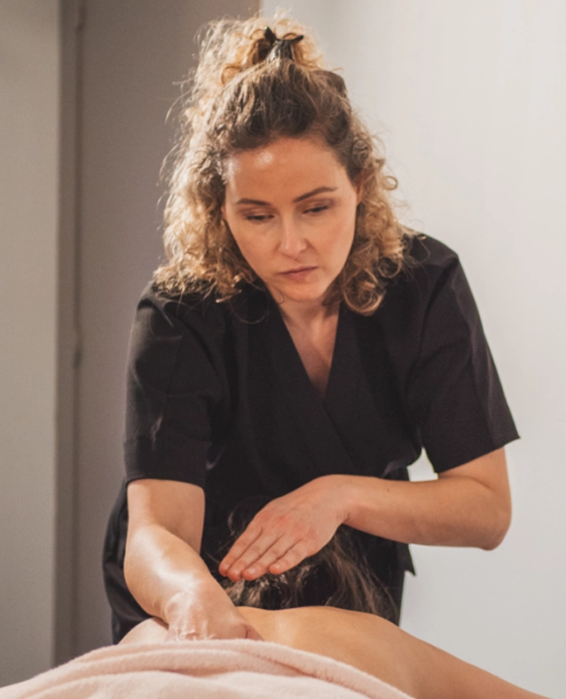 Ô Regard des mains se rend auprès du personnel hospitalier pour pratiquer des massages qui ciblent les zones de tension.